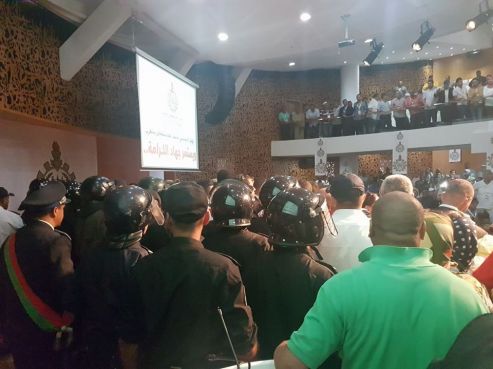 Intervention policière dimanche lors d'un congrès extraordinaire organisé par l'UGTM à Salé. / Ph. Facebook Adil Benhamza