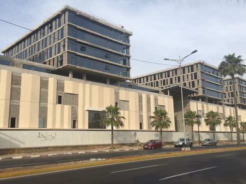 Les trois grands blocs situee entre les nouveaux immeubles de commerce et d'habitation et la Sqala, le long du boulevard Sidi Mohammed Ben Abdellah / Ph. Julie Chaudier - Yabiladi.com