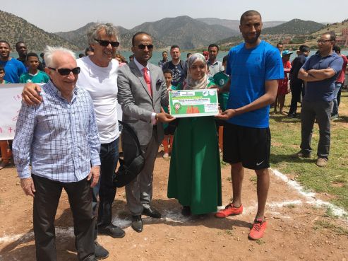Le CDES, l'Association Défis du sport Solidarité et à la Fédération royale marocaine de football remettent le chèque du don à la présidente de l'association. / Ph. Facebook Association Tamounte