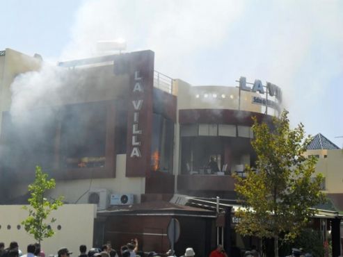 De la fumée qui se dégage du café -pâtisserie « La Villa », situé sur l’avenue Abdelkbir Fassi à Hay Farah.