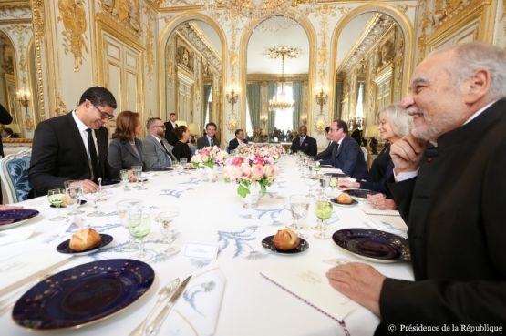 Le roi Mohammed VI a déjeuné en compagnie de François Hollande et de nombreuses personnalités politiques et culturelles. / Ph. Présidence de la République
