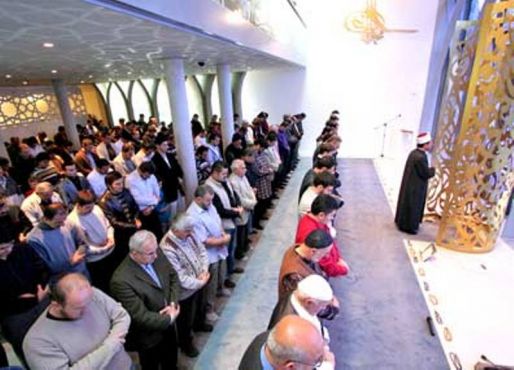 Les musulmans allemands prient à l'intérieur de la mosquée Penzberg, dont la prière de l'Aid El Fitr a été retransmise en direct par une chaîne publique. Une première!