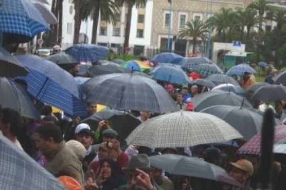 Le beau temps n'était pas au rendez-vous. Une mer de parapluies s'étendait sur la place Mohamed V, où les jeunes du 20 février se sont rassemblés pour un sit-in.