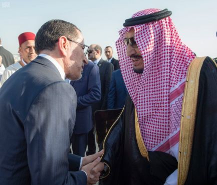Le roi Salmane d'Arabie Saoudite et le chef du gouvernement Saâdeddine El Othmani, le 25 juillet 2017 à l'aéroport international Ibn Battouta de Tanger. / Ph. sabq