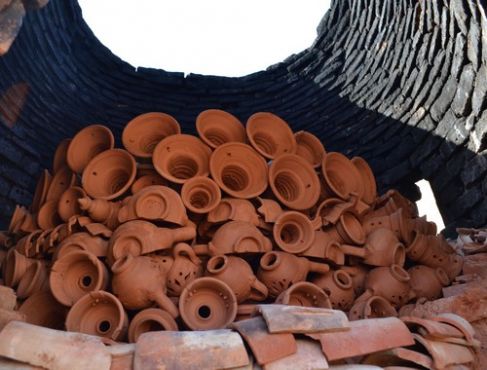 A Safi cohabitent fours traditionnels et fours modernes. Les premiers, en brique, sont alimentés au feu de bois. Les poteries sont placées à l'intérieur, puis le four est refermé pendant la cuisson pour garder une température constante.