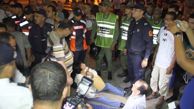 Rabia Bouzidi entourée d'éléments des forces de l'ordre, lundi soir à Rabat. / Ph. Lakome