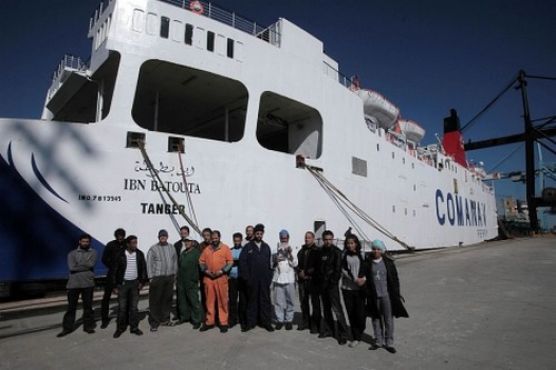 Quelques membres d'équipage de la Comarit accompagnés des représentants de l'ITF dans le port d'Algeciras. (Ph: El Mundo)