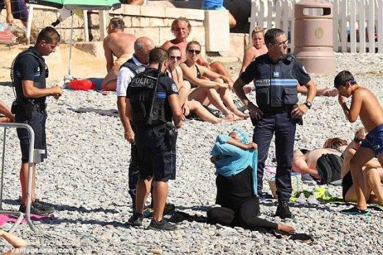Une femme musulmane contrainte à enlever sa tunique qui n'a pourtant aucune conotation religieuse. / Ph. Agence Vantagenews