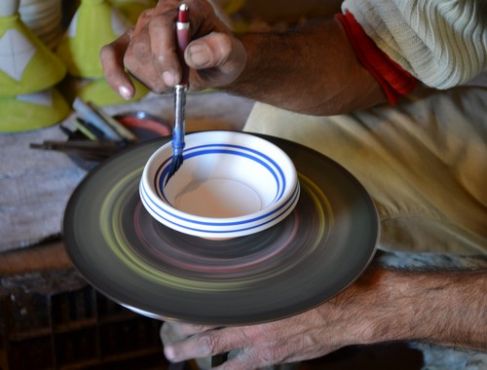 Le peintre, métier bien distinct du tourneur, peut aussi utiliser un support tournant pour colorier les poteries. 