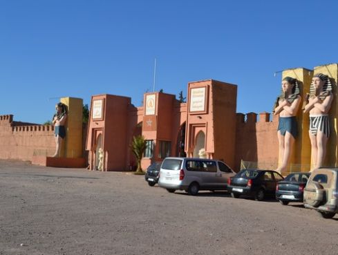 Ce n'est qu'en 1983 que l'industrie du film se développe plus systématiquement à Ouarzazate. Cette année là sont fondés les Studios de l'Atlas.