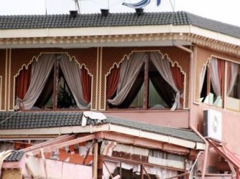 Les fenêtres du deuxième étage, au dessus de la terrasse, ont été soufflées.