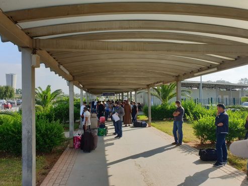 Un groupe de Marocains lors de leur arrivée à l'aéroport d'Alger-Houari Boumédiène ce samedi matin. / DR