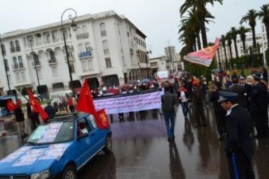 Les manifestants défilent jusqu'à la gare de Rabat Ville, \