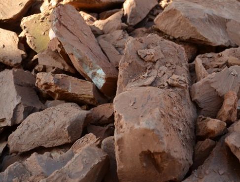 L'argile vient de carrières situées sur la route de Casablanca, au nord de Safi. La qualité de l'argile est primordiale pour la qualité du produit final et pour sa résistance à la chaleur.