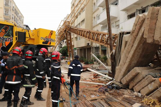 A crane fell on passersby Monday, 23rd of April, in Casablanca, injuring two people./Ph. Mustapha Fahmi-Yabiladi