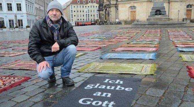 Allemagne : Des tapis de prière contre les islamophobes de Pegida