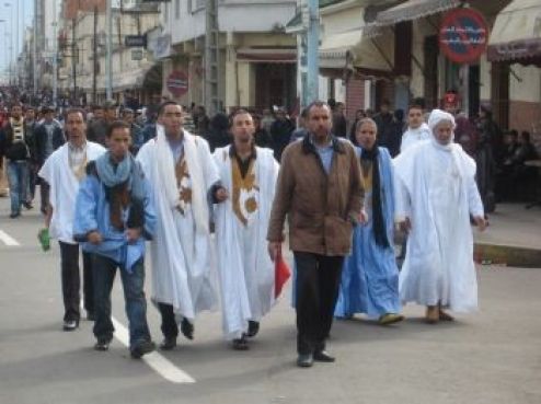 Les manifestants venus de toutes les régions du Maroc et notamment de Laâyoune, ont parcouru le boulevard Mohamed 6 en direction du centre ville.