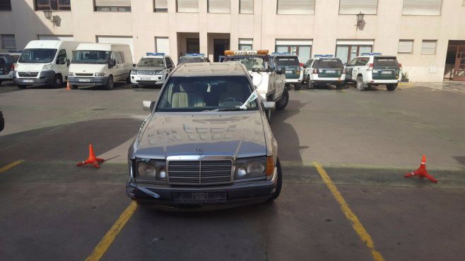 La voiture-bélier. /. Ph. Twitter Onda Cero Melilla‏ 