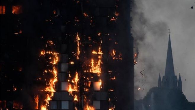 Grenfell Tower in London burning./Ph. Reuters