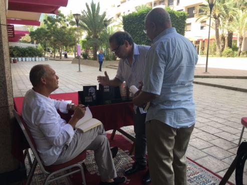 Séance de dédicace organisée par le drugstore Man Ray à Rabat. / Ph. Mounira Lourhzal