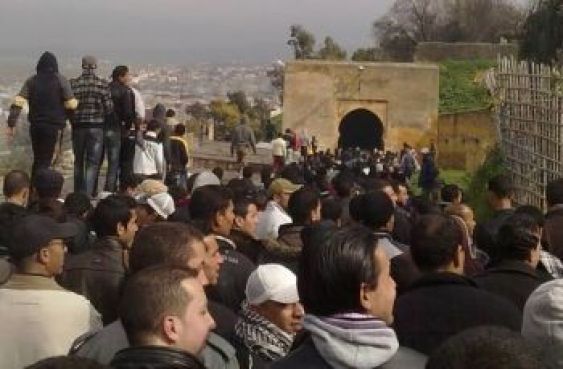 Les quelques centaines de manifestants sont montés dans la ville haute, pour redescendre ensuite par l'escalier de Bab Jamaa. 