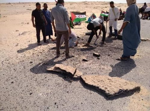 Des manifestants du Polisario arrachant des morceaux du bitume de la route à El Guerguerate. / DR