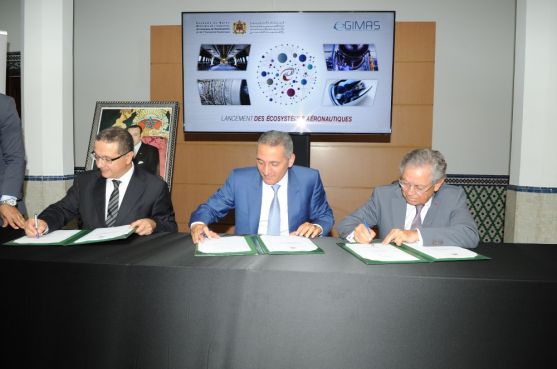 Signature des deux contrats de performance par (de G à D) le ministre de l’Economie et des Finances Mohamed Boussaid, le ministre de l’Industrie, du Commerce, de l’Investissement et de l’Economie numérique, Moulay Hafid El Elalamy et le président Groupeme