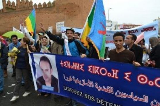 Le mouvement amazigh est aussi présent mais cette fin de cortège est séparée du début par trois estafettes de police.