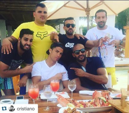 Cristiano Ronaldo fête la qualification à l'Euro 2016 au Maroc avec Badr Hari
