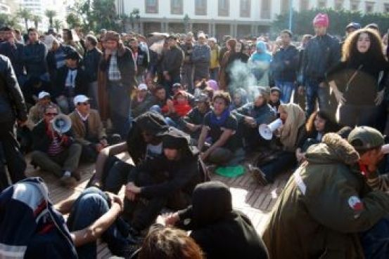 Dans l’après-midi, la mobilisation s’essouffle. Sous le soleil, un groupe de jeunes gens transforme la manifestation en sit-in.