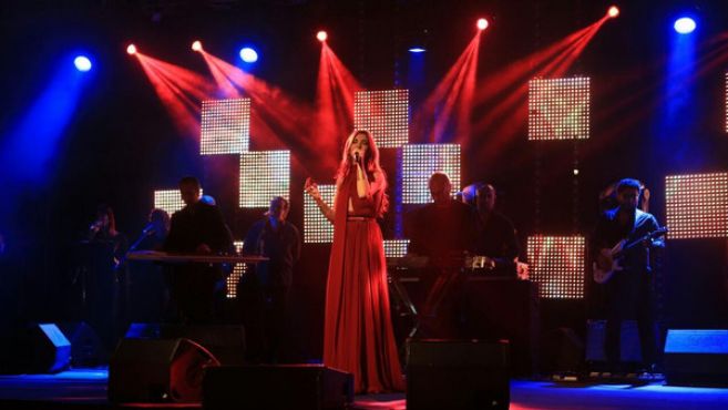 الجديدة: نانسي عجرم تحيي حفلا غنائيا مرتدية فستانا أحمر اللون