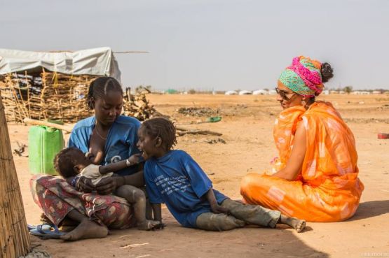 La chanteuse marocaine OUM rend visite aux réfugiés maliens