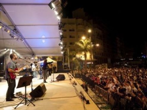 Autre moment fort : Fam de Funk. 9 musiciens qui mettaient le feu avec leur musique heureuse, pourtant moins écoutée au Maroc que la musique de l'autre groupe qui jouait sur scène gratuite samedi soir... (Photo : PB)