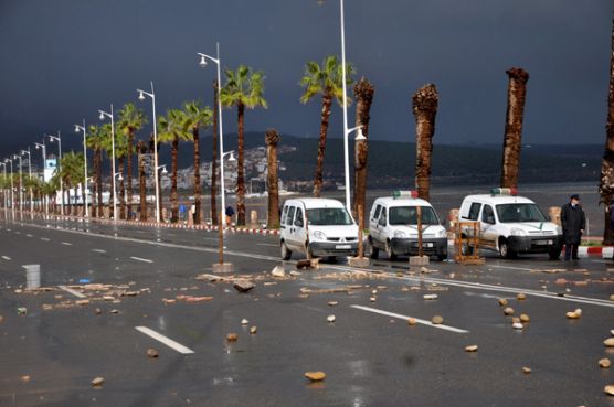 Sous un ciel grisé, la corniche de la ville s’est retrouvée dans un état déplorable, au lendemain des fortes précipitations.