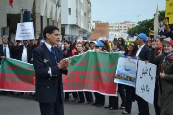Le personnel naviguant d'Atlas Blue continue son mouvement de protestation contre la RAM dans les rues de Rabat. Il réclame d'être repris par la compagnie nationale, comme les pilotes de l'ancienne filiale low-cost de la RAM qui a fait faillite.