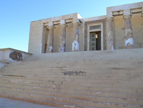 Les décors, en métal, bois et aux facades en plâtre, permettent de créer des décors très réalistes. Voici les marches du palais de Cléopâtre dans Astérix et Obélix, mission Cléopâtre, tourné en partie à Ouarzazate.