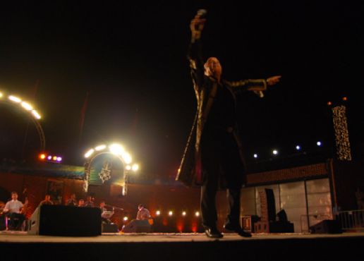 Au contraire, Aberrahim Souiri, en reprenant plusieurs tubes de la chanson arabe a soulevé la foule qui dansait dans les gradins du théâtre. Il a chanté l’islam et le Sahara marocain, brandissant même un grand drapeau marocain. Public conquis.