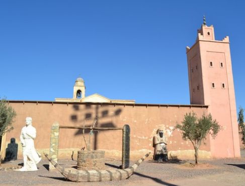 Dans les studios cinématographiques on peut trouver un bouddha adossé à une mosquée en écoutant sonner la cloche d'une église chrétienne. Ici, d'anciens studios italiens (Aster) devenus le musée du cinéma de Ouarzazate.