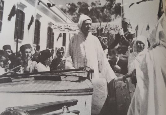Le souverain accueilli par les Tangérois peu de temps avant son discours du 10 avril 1947. / Ph. «Mémoires du patrimoine marocain» (Sixième volume)