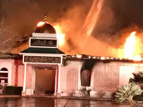 Un gigantesque incendie s'est déclaré, dans la nuit du vendredi au samedi 28 janvier 2017 dans une mosquée au Texas, aux Etats-Unis. / Ph. Facebook