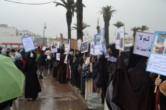 …ce qui fut un des grands succès de la manifestation à Rabat. Les revendications particulières, des syndicats, partis de gauche, associations, groupes religieux, n'ont été exprimées que sur les pancartes. Une unité qui a ému plus d'un militant.