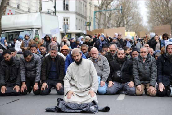 Les musulmans de Clichy-la-Garenne priant devant la mosquée fermée par les autorités. / Ph. Jonathan_RTfr & AGTM Solutions