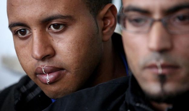 Italie : Plusieurs migrants marocains protestent en se cousant les lèvres