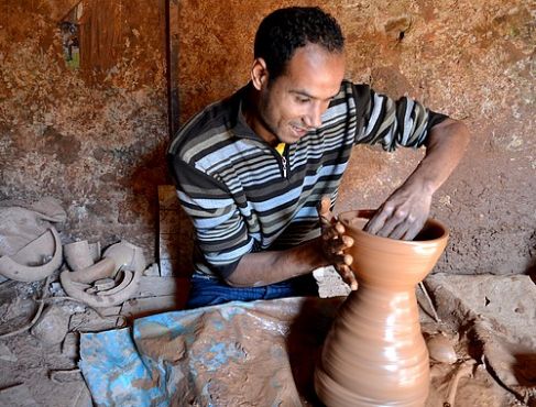 Pour Hamoud, la poterie n'a plus de secrets. Issu d'une famille de potiers de père en fils, il connait la colline des potiers de Safi comme sa poche. Il nous livre certains de ses secrets.