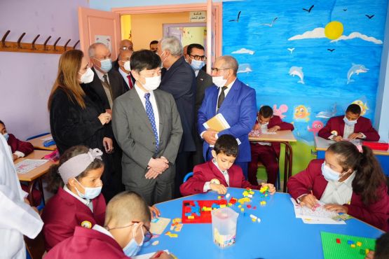 L’ambassadeur du Japon au Maroc, Takashi Shinozuka, dans l'établissement en faveur des enfants à besoins spécifiques. / DR 