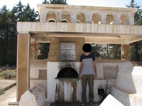 Un juif effectuant son pèlerinage sur la tombe de Rabbi Raphaël Moshé El Baz au cimetière juif de Sefrou. / Ph. DR