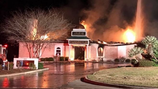 Un gigantesque incendie s'est déclaré, dans la nuit du vendredi au samedi 28 janvier 2017 dans une mosquée au Texas, aux Etats-Unis. / Ph. Facebook