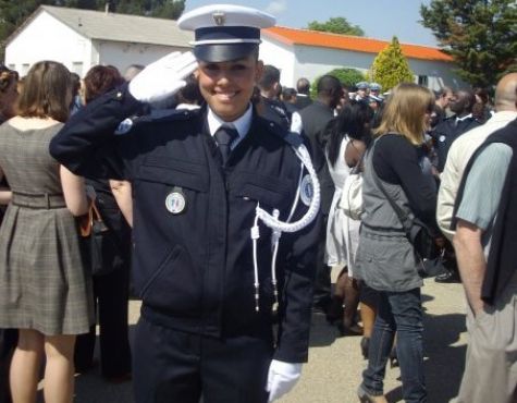 ... fonctionnaire de police. En 2007, à la cérémonie de fin d'année de l'Ecole de police, elle devient gardienne de la paix pour la plus grande fierté de sa mère.