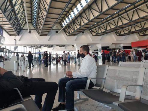Un groupe de Marocains à l'aéroport d'Alger-Houari Boumédiène ce samedi matin. / DR