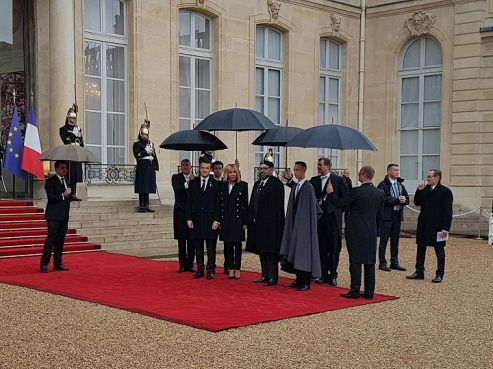 Le roi Mohammed VI, accompagné du prince héritier Moulay El Hassan, à son arrivée dimanche 11 novembre 2018 au Palais de l’Élysée. / Ph. MAECI